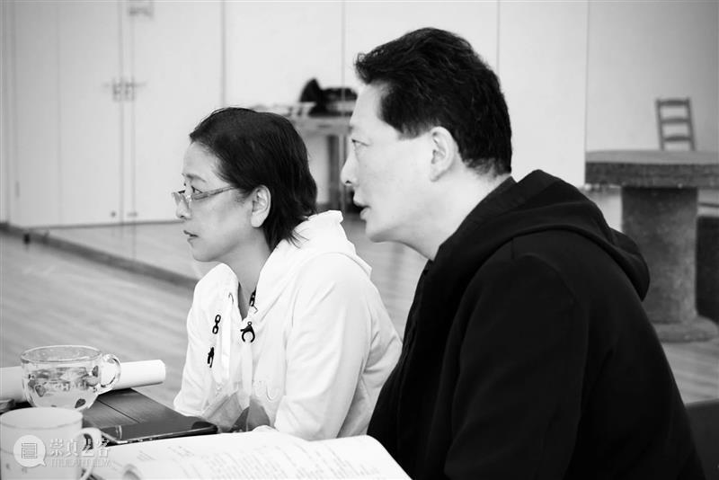 话剧是什么,请来看《家客》。 视频资讯 上海话剧艺术中心 家客 话剧 GUEST 丈夫 故事 戏剧 作品 编剧 喻荣军 灵感 崇真艺客
